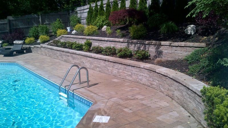 techo bloc retaining wall near pool